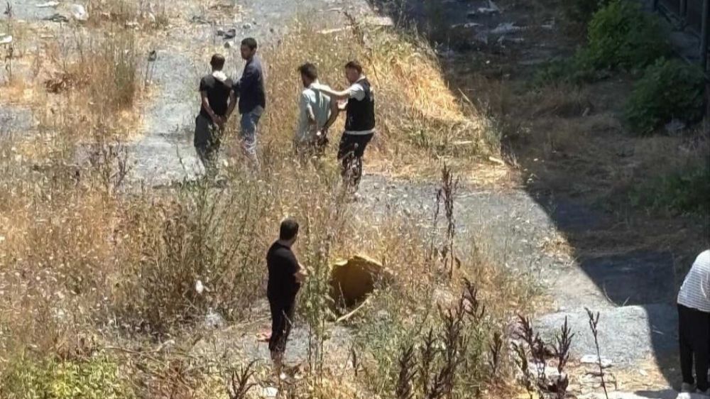 Esenyurt'ta gündüz vakti uyuşturucu kullanan şahıslar cep telefonu kamerasına yansıdı