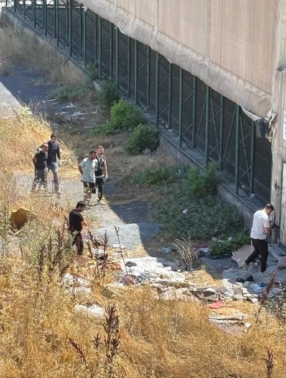 Esenyurt'ta gündüz vakti uyuşturucu kullanan şahıslar cep telefonu kamerasına yansıdı