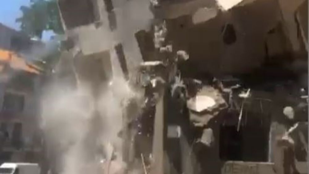 Esenyurt'ta yıkımı yapılan bina bir anda çöktü