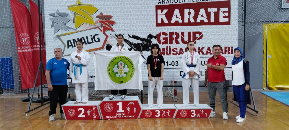 Eskişehirli sporcular karate turnuvasında kürsüden inmedi