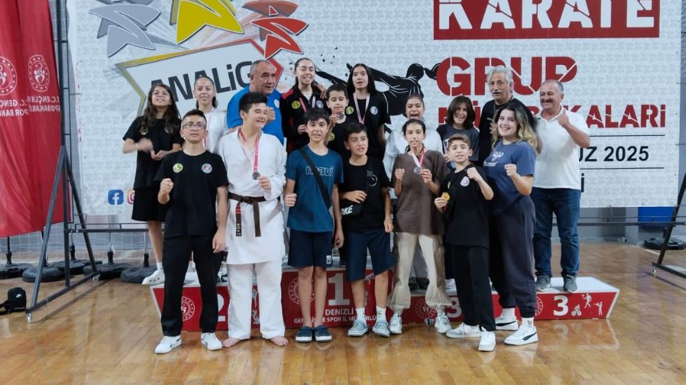 Eskişehirli sporcular karate turnuvasında kürsüden inmedi