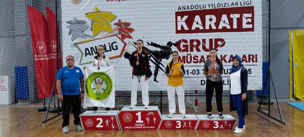 Eskişehirli sporcular karate turnuvasında kürsüden inmedi