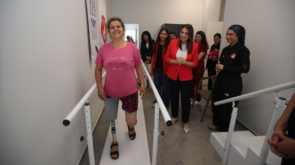 Esra Masatlı, Engelli Sosyal Girişimcilik Merkezi’nde tedavi olan vatandaşlarla bir araya geldi