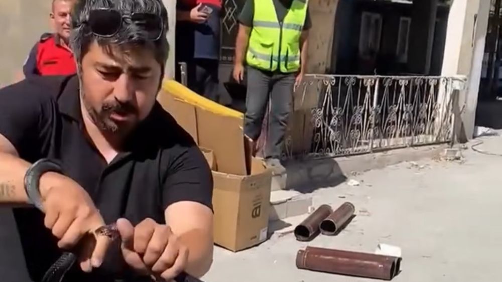 Eve giren yılanı yakalamak isterken parmağını kaptırdı