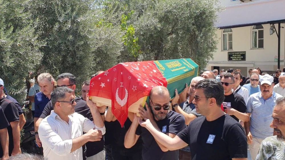 Evinde ölü bulunan yarış spikeri toprağa verildi