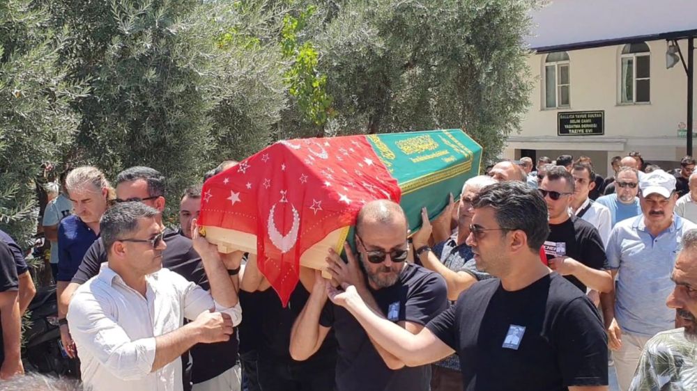 Evinde ölü bulunan yarış spikeri toprağa verildi