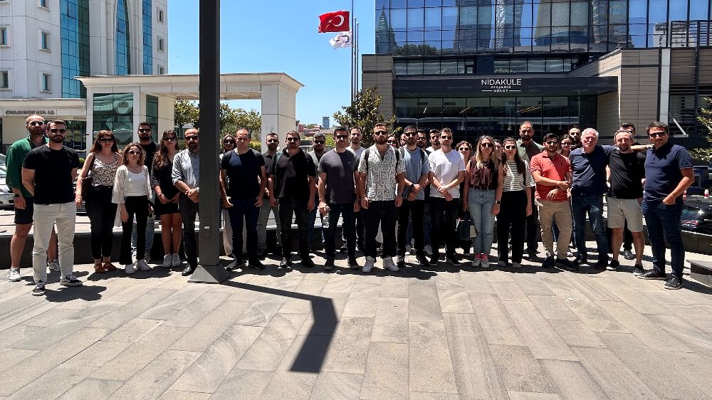 Felece Teknoloji çalışanları, şirketin genel merkezi önünde eylem yapıyor