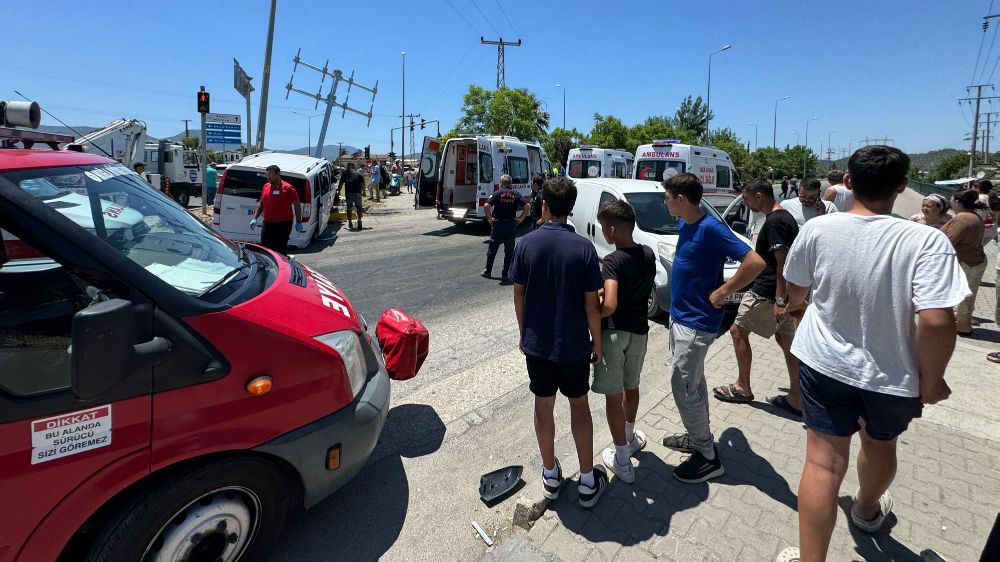 Fethiye Antalya Kavşakta kaza 12 yaralı 