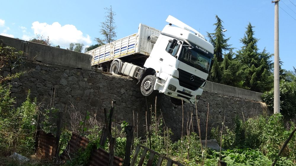 Freni boşalan tır yola sürüklendi, istinat duvarında asılı kaldı