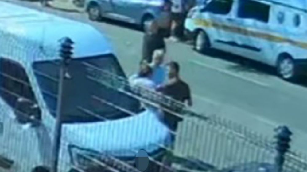 Gazeteciye saldırıp, telefonunu zorla alan zanlılar adliyeye sevk edildi