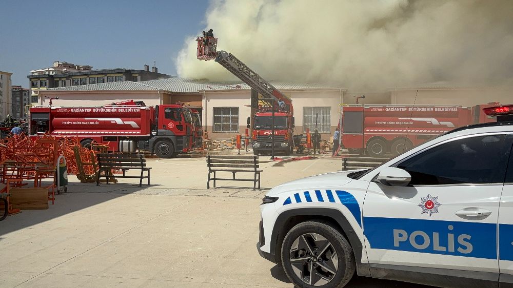 Gaziantep'te meslek lisesinin mobilya atölyesinde yangın