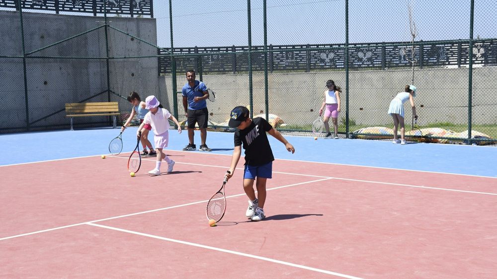  Geleceğin tenisçileri Kuşadası’nda yetişiyor