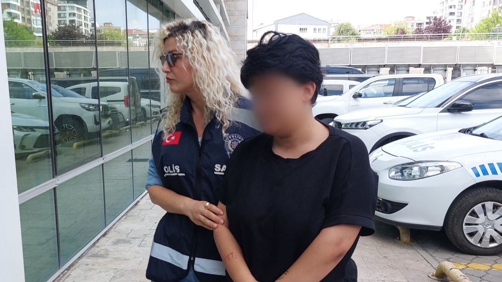 Genç kız, erkek arkadaşından ayrılmasını isteyen annesini bıçakla ağır yaraladı