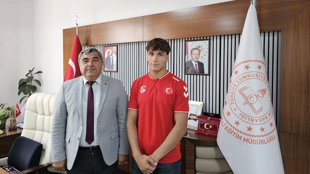 Genç pehlivan başarısını İl Milli Eğitim Müdürüne anlattı