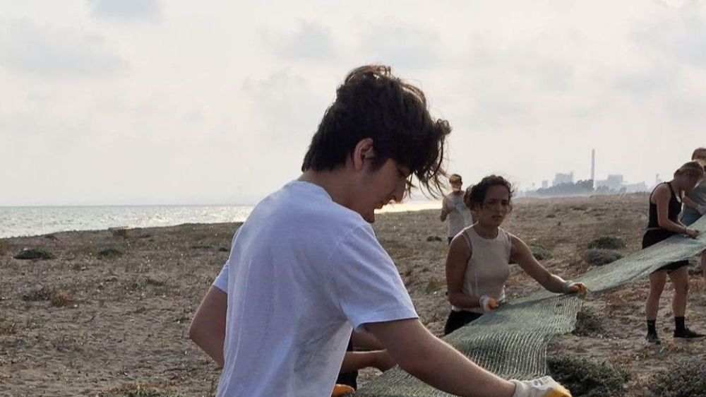 Gençler, kaplumbağaları korumak için sahile file çekiyor