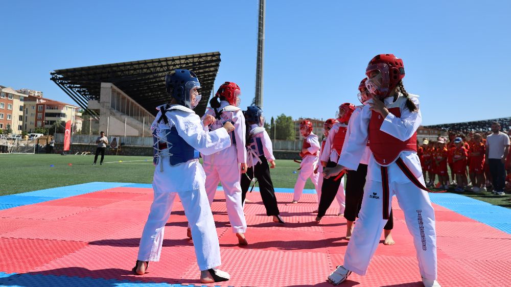 Gençliğe yatırımın kalbi Bozüyük'te attı