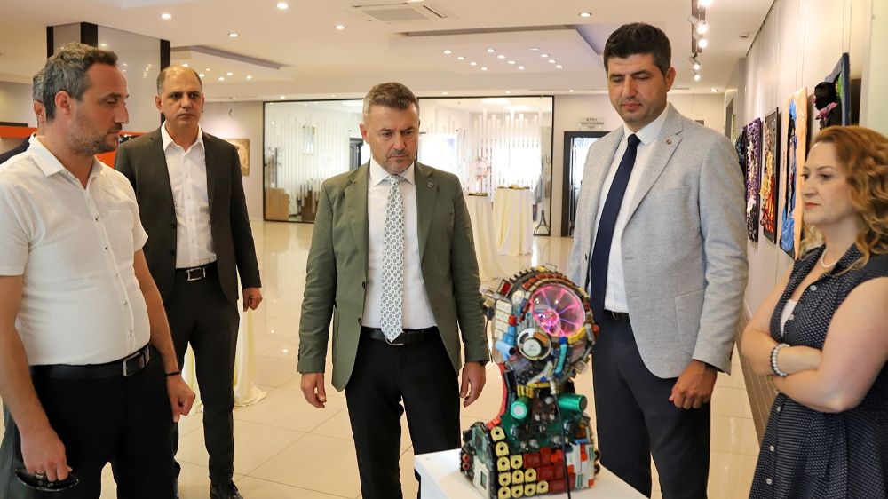 Geri dönüşüm ve sanat el ele verdi: Atıktan Sanata Sergisi açıldı