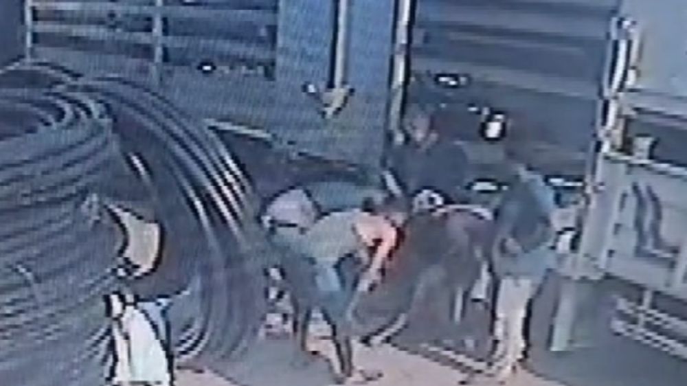 Geri manevra yapan kamyon ile tırın arasında sıkıştı