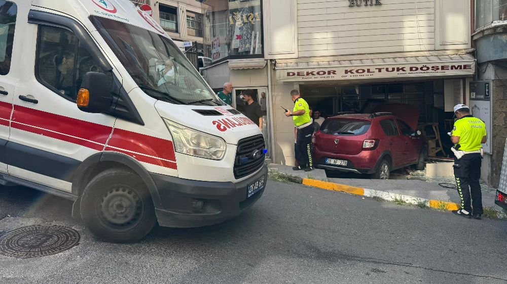 Giresun’da otomobil dükkana girdi: 1 yaralı