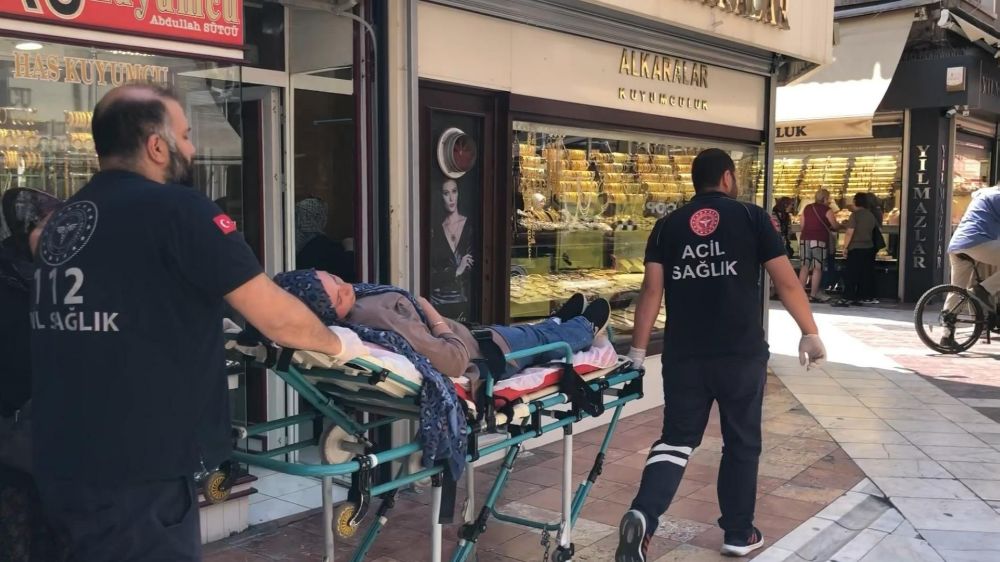 Giyim mağazası önünde aniden bayıldı, hastaneye kaldırıldı