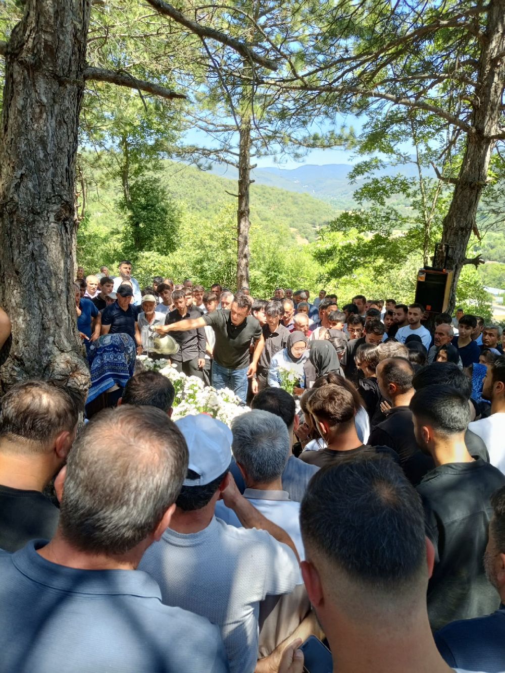 Gölde boğulan genç, gözyaşlarıyla son yolculuğuna uğurlandı