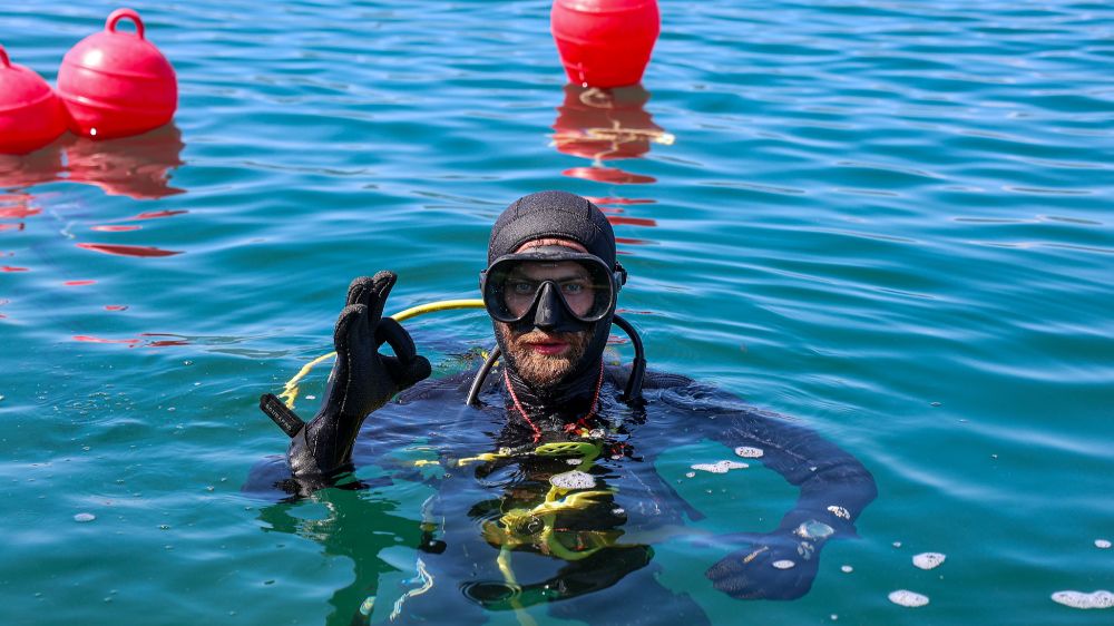 Gölün derinliklerindeki su alma hatları dalgıçlar ile temizleniyor