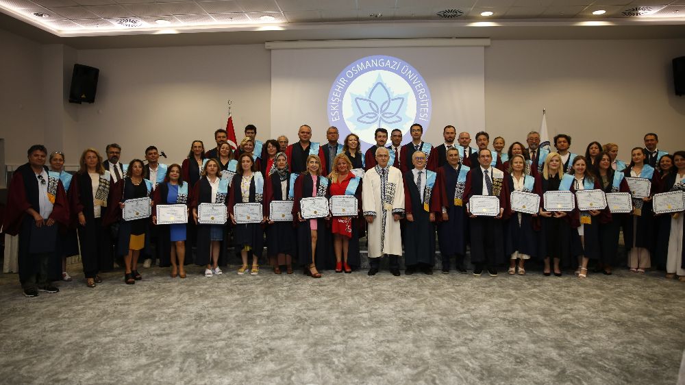 Görevde yükselerek profesör unvanı alan ESOGÜ öğretim üyeleri cübbelerini giydi