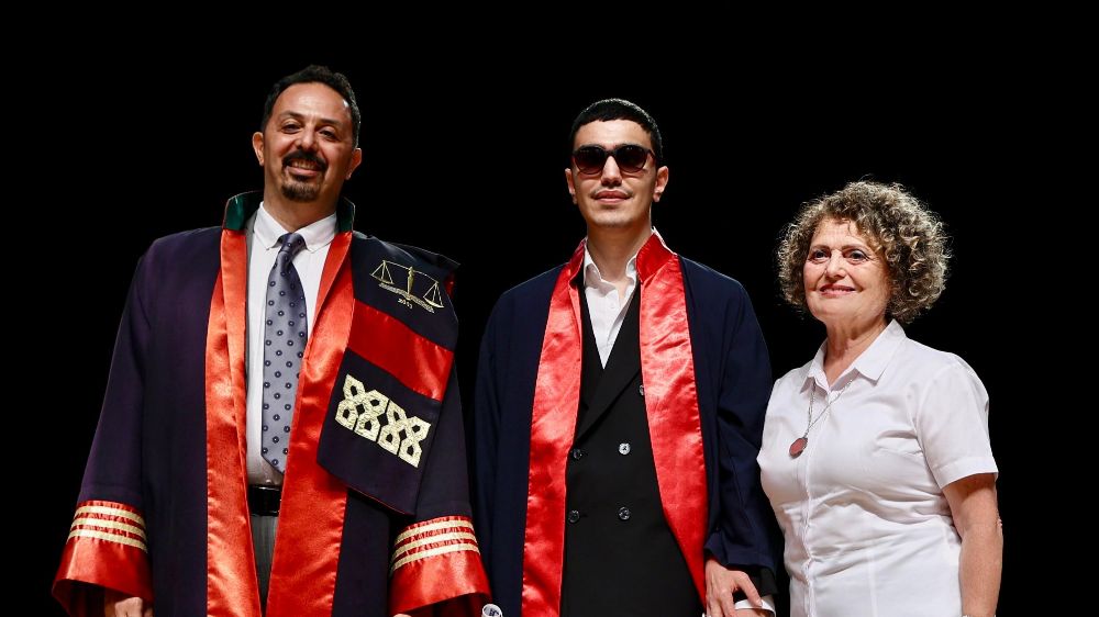 Görme engelli genç, hukuk fakültesini başarıyla bitirdi