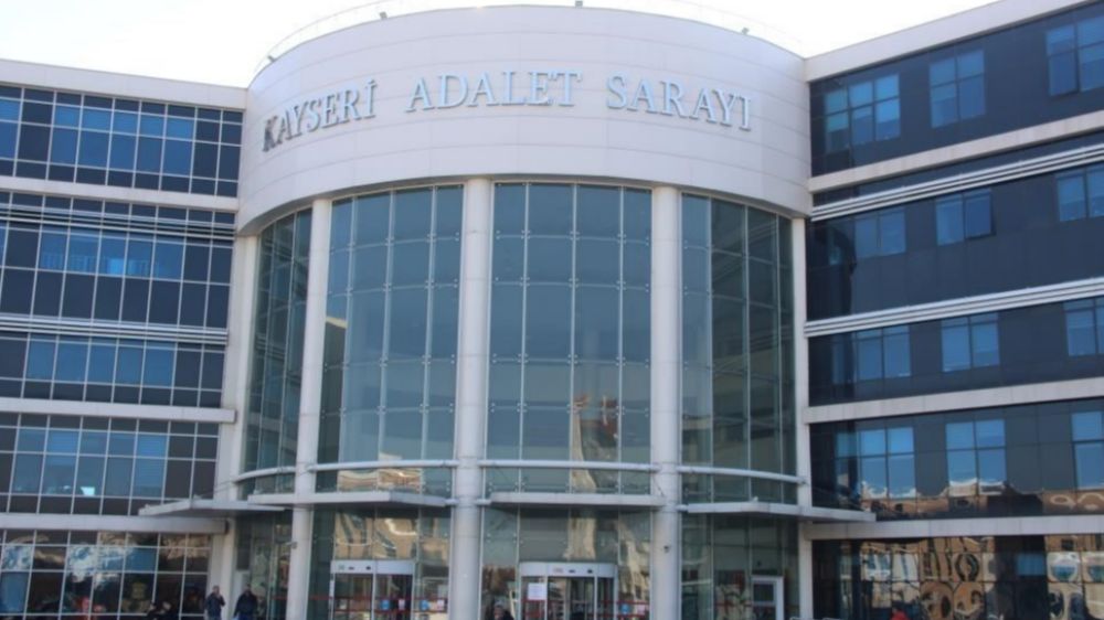 Gözlüğe küfür denetimini yaktırdı