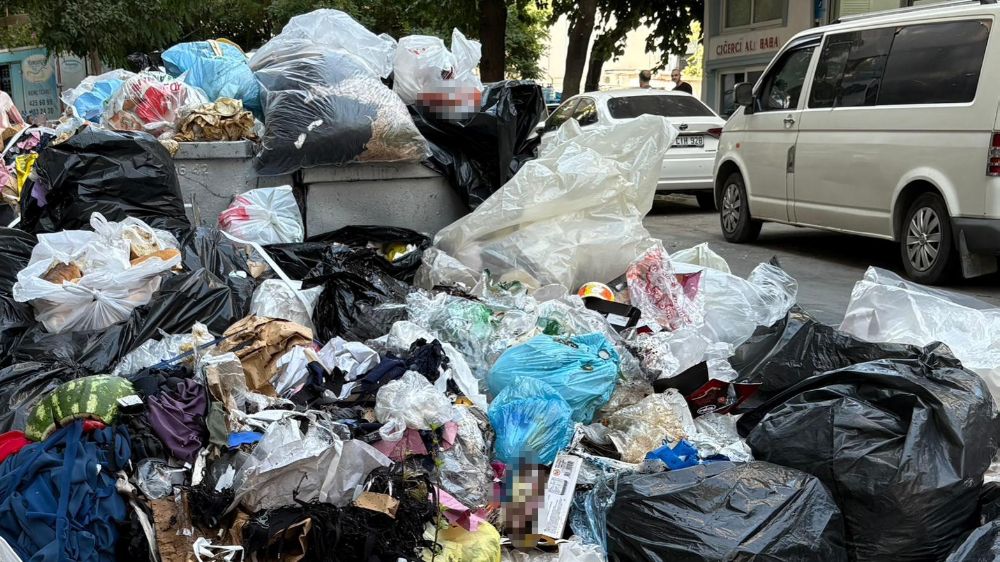 Grev olmasa da İzmir’in göbeğinde sokaklar çöp dolu