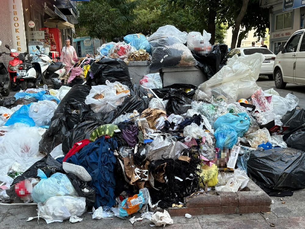 Grev olmasa da İzmir’in göbeğinde sokaklar çöp dolu