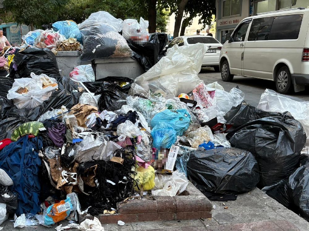 Grev olmasa da İzmir’in göbeğinde sokaklar çöp dolu