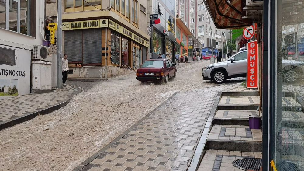 Gümüşhane’de 10 dakika süren sağanak su baskınlarına neden oldu