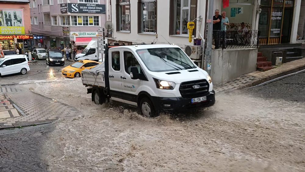 Gümüşhane’de 10 dakika süren sağanak su baskınlarına neden oldu