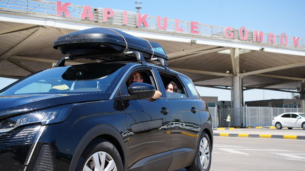 Gurbetçilerin ana vatan hasreti: "Yola sevgiyle katlanıyoruz"Gurbetçilerin ana vatan hasreti: "Yola sevgiyle katlanıyoruz"