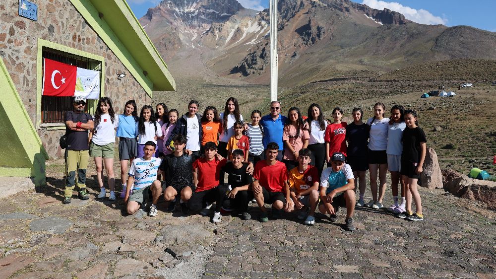 Hacılar’ın zirvesinde azim, dayanışma ve doğa sevgisi buluştu