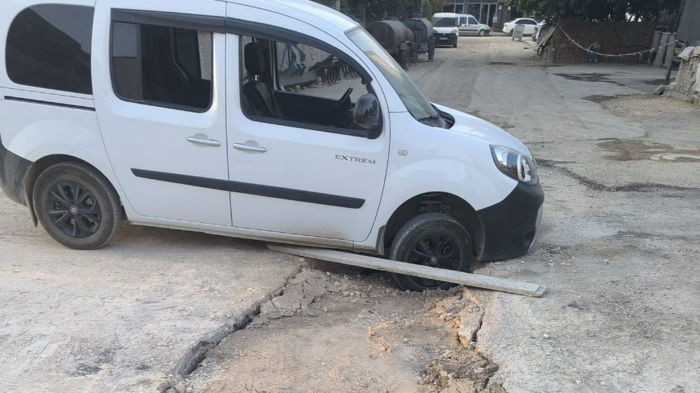 Hafif ticari araç çöken yolda mahsur kaldı