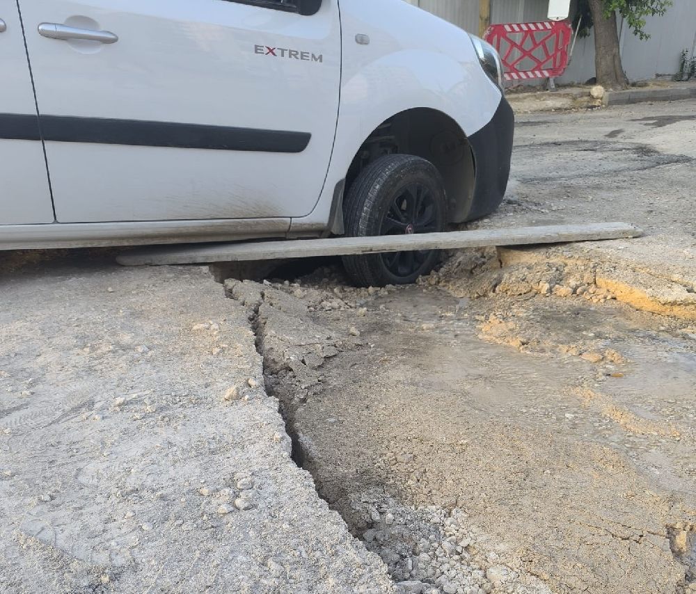 Hafif ticari araç çöken yolda mahsur kaldı