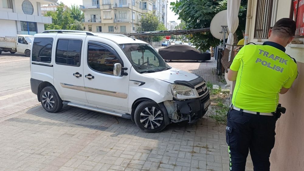 Hafif ticari araç ile motosiklet çarpıştı: 1 yaralı