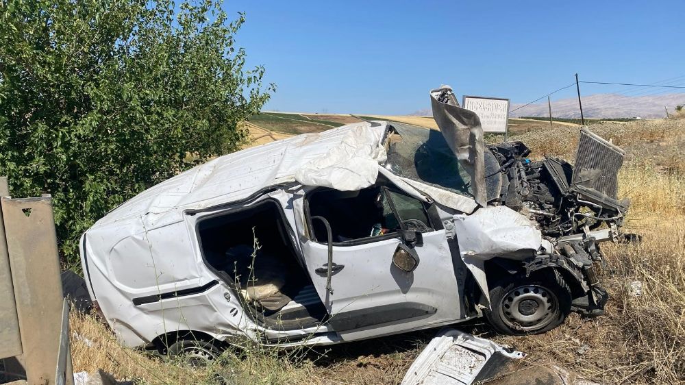 Hafif ticari araç şarampole yuvarlandı: 1 ağır yaralı