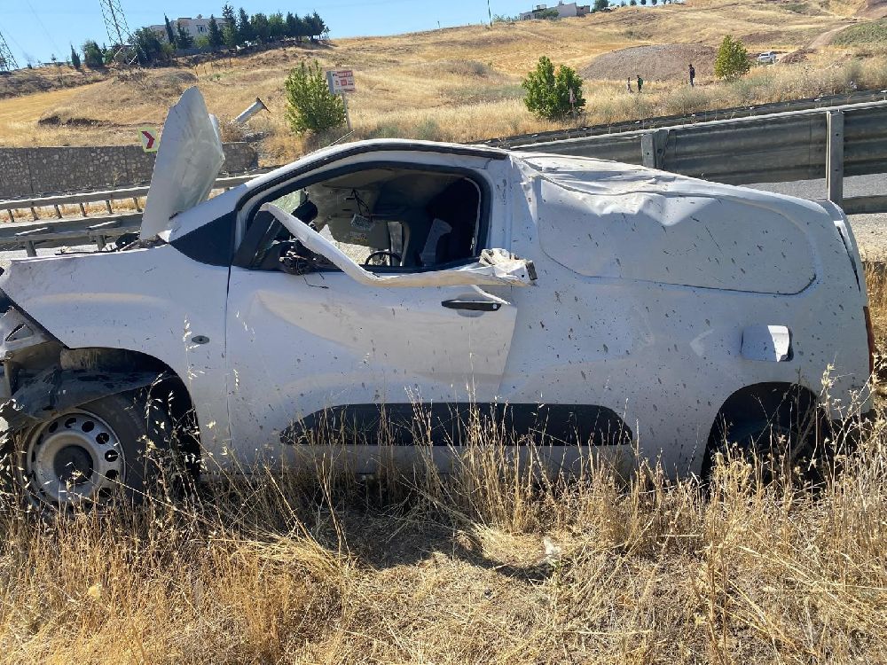 Hafif ticari araç şarampole yuvarlandı: 1 ağır yaralı