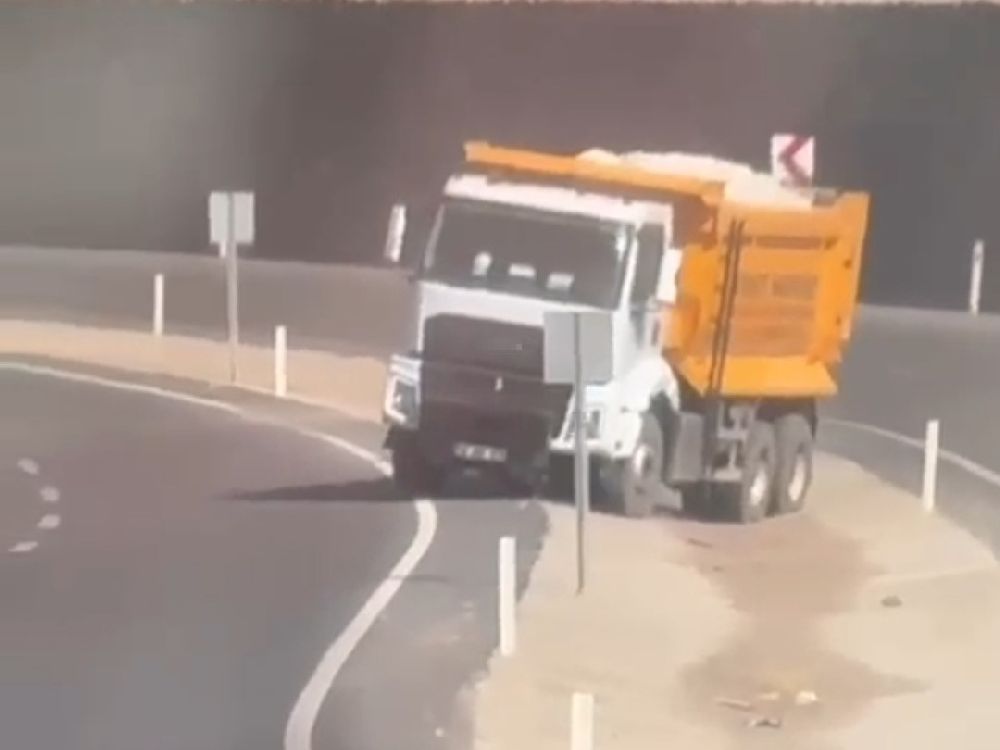 Hafriyat kamyonu karşı şeride geçerek trafiği tehlikeye attı