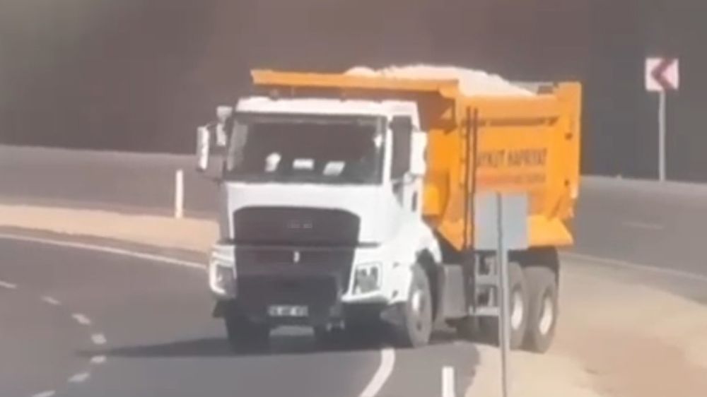 Hafriyat kamyonu karşı şeride geçerek trafiği tehlikeye attı