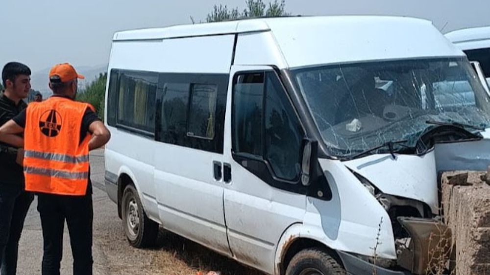Hakkari'de minibüs duvara çarptı: 4 yaralı