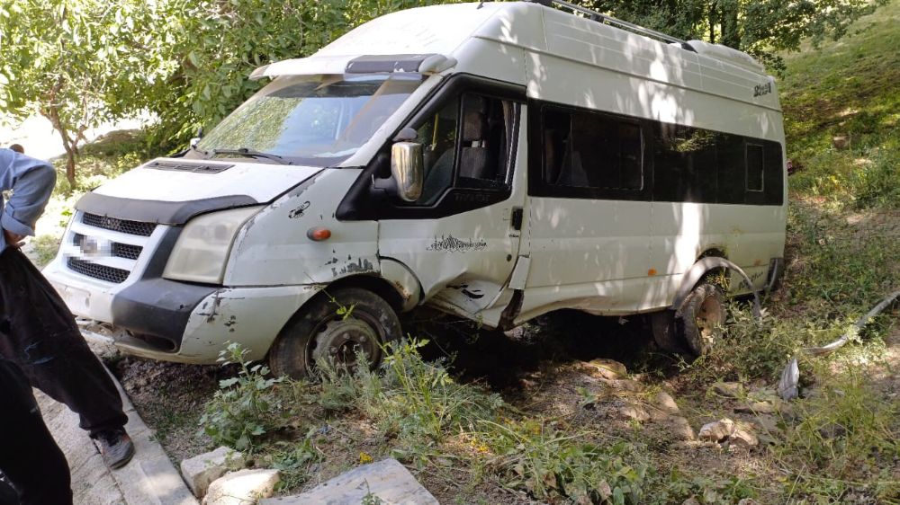 Hakkari’de minibüs takla attı, 7 kişi yaralandı