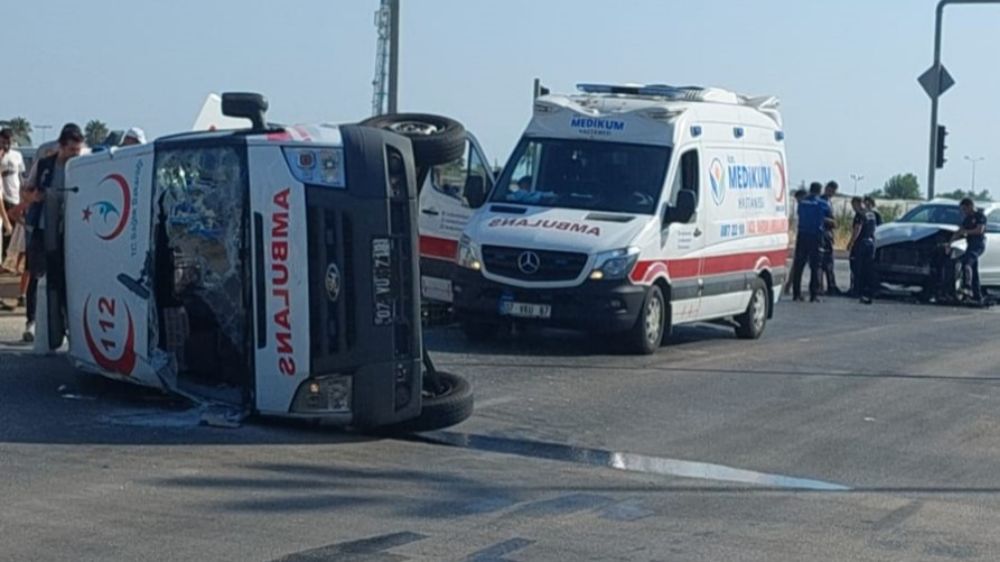 Hasta taşıyan ambulans kaza yaptı, 2 sağlık görevlisi yaralandı