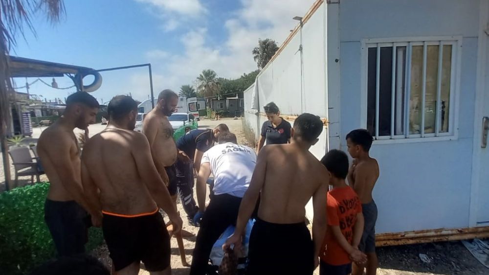 Hatay'da denizde akıntıya kapılan 2 gencin korku dolu anları kamerada