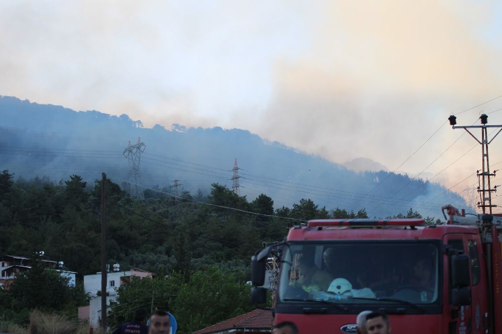 Hatay’da orman yangınına havadan müdahale yeniden başladı