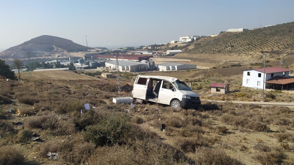 Hatay’da şarampole devrilen minibüsün sürücüsü yaralandı