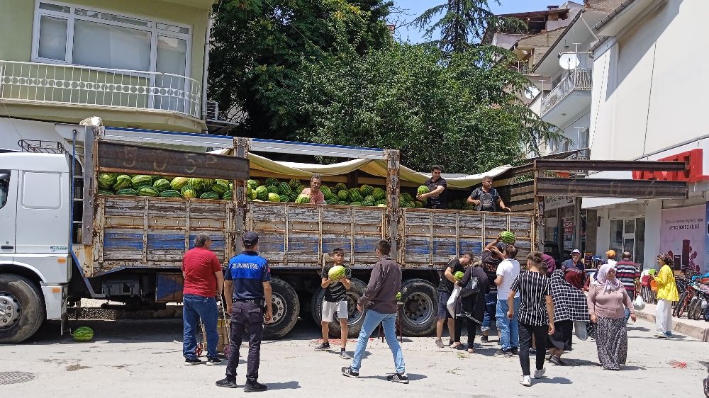 Hayırsever iş adamı vatandaşlara ücretsiz 20 ton karpuz dağıttı